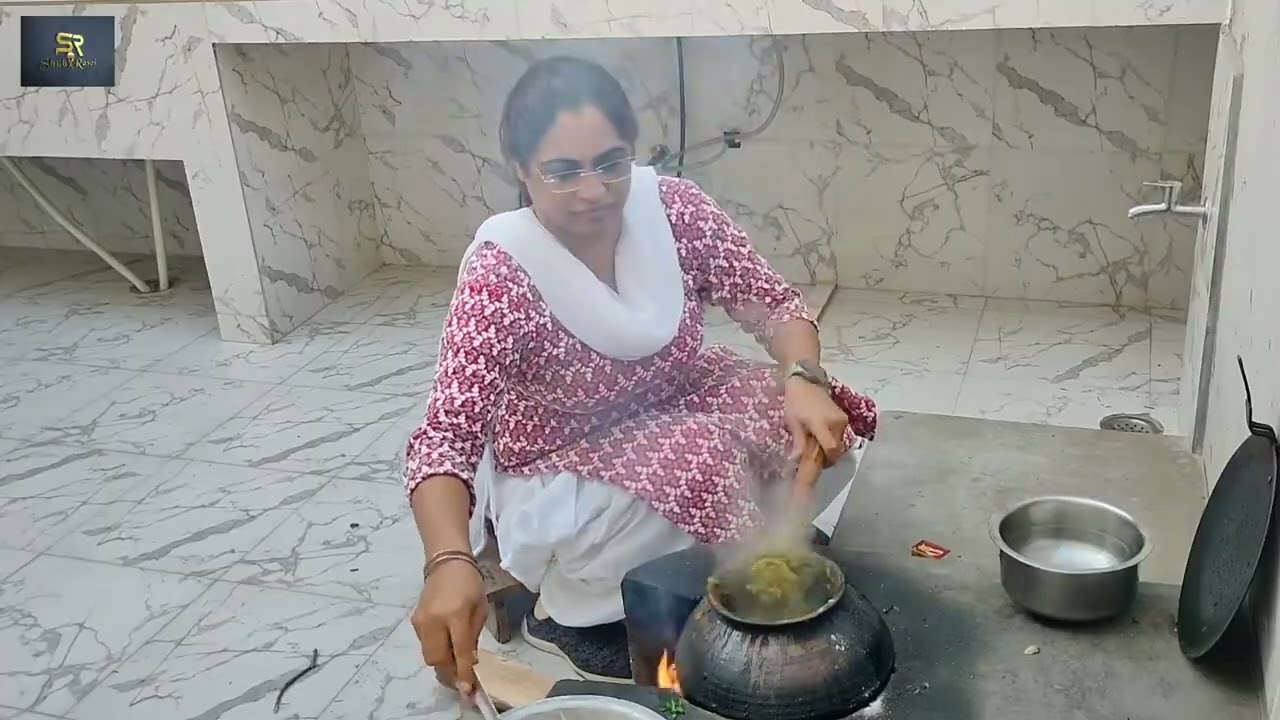 Sarson ka Saab Bajre ki Roti ￼