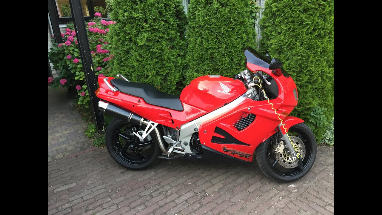 VFR 750 - Delkevic DL10 (high mount) - sound demo