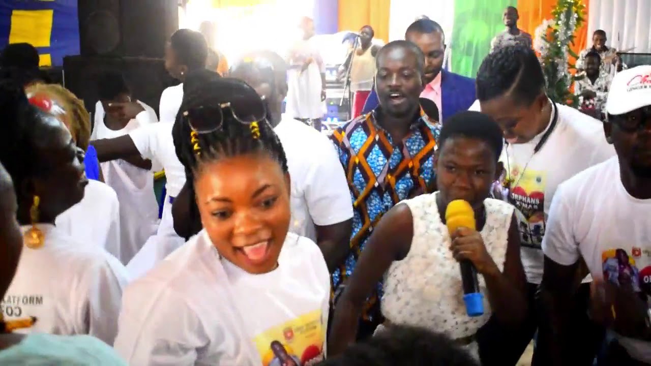 Wow! Odehyieba Priscilla surprises the people of Effiduase @ Orphans Xmas Party