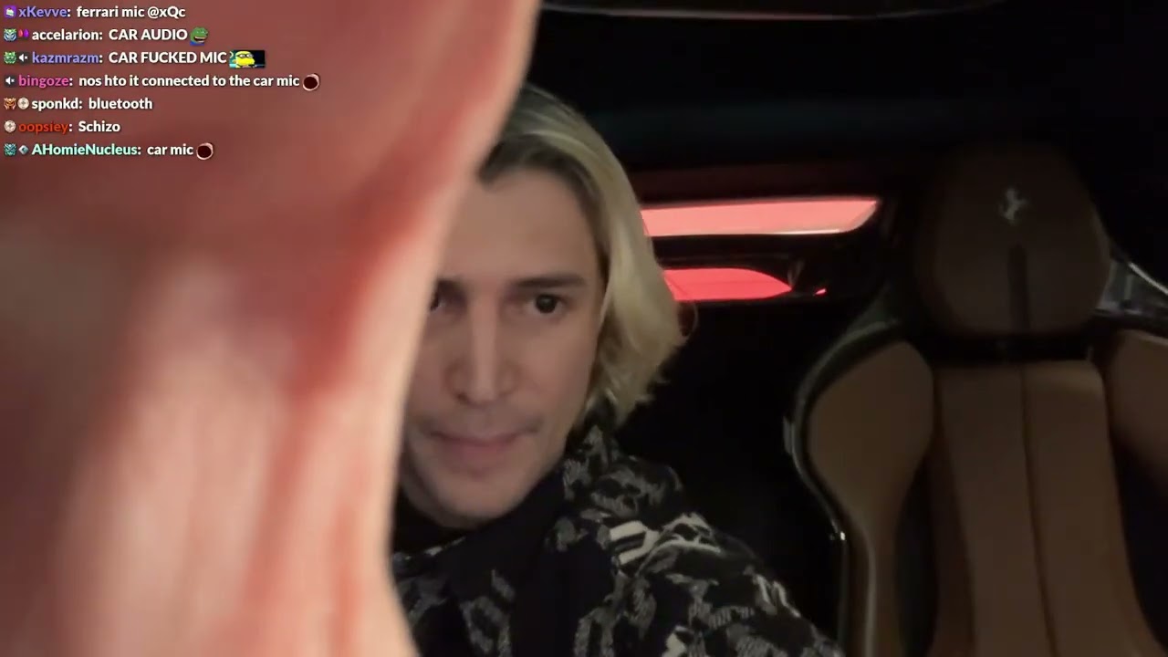 xQc goes IRL with Aiko to buy a computer monitor