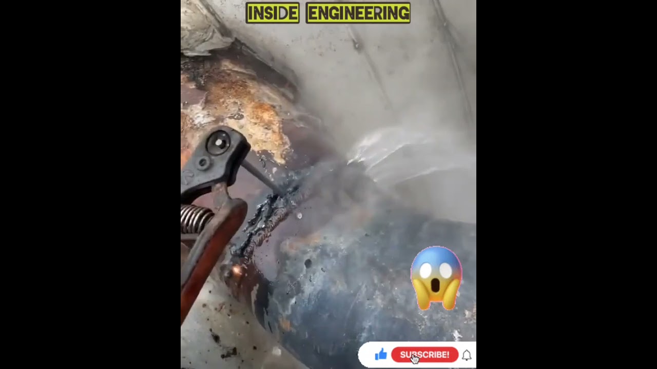 😱water pipe is leak then fastly welding during moving 😯water this moment is very dangerous 😱😯
