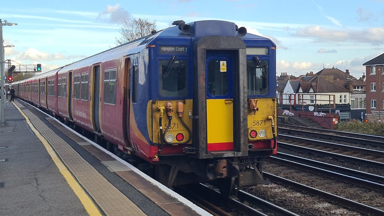 Trains at Raynes Park 8/11/25