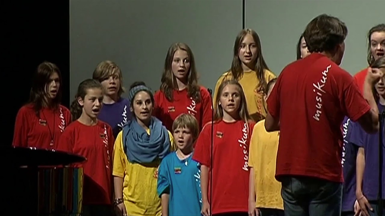 Die Salzburger Chorknaben und Chormädchen singen 