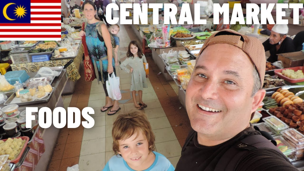 KOTA BHARU: SWISS FAMILY EXPLORES THE MARKET AND TRIES TRADITINOAL FOOD