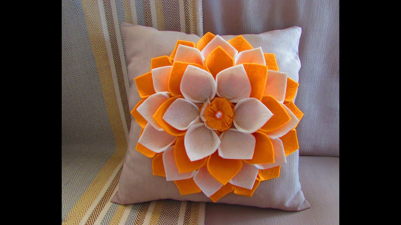 Capa de Almofada Decorada com Flor em Feltro - PAP