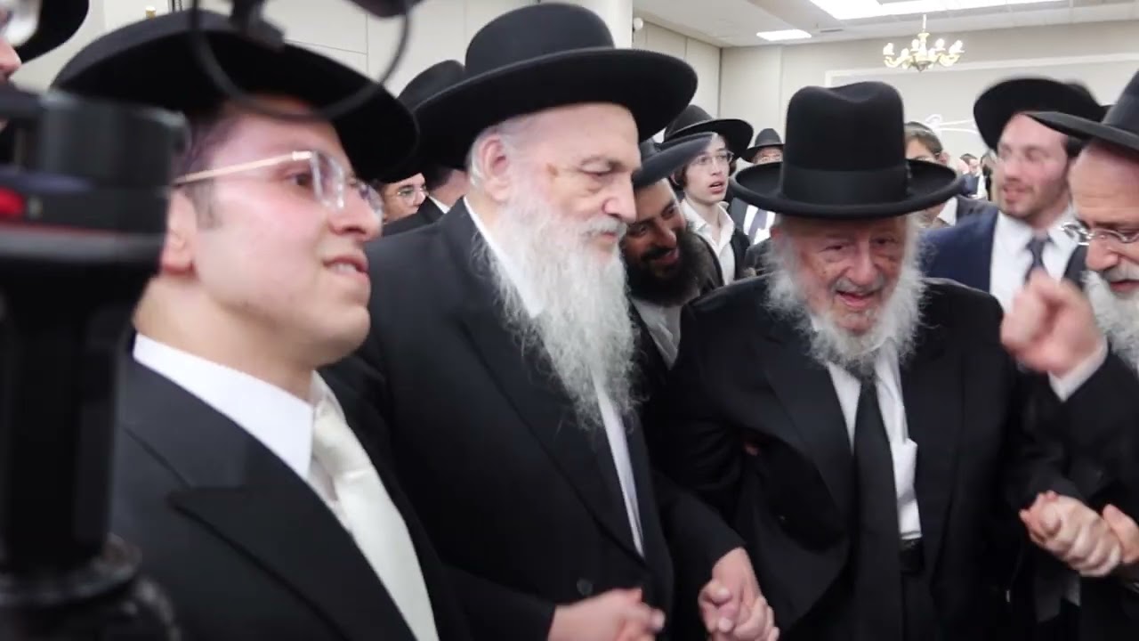 תיעוד: הגאון רבי בערל דב פוברסקי והגאון רבי חיים פיינשטיין בשמחת החתונה