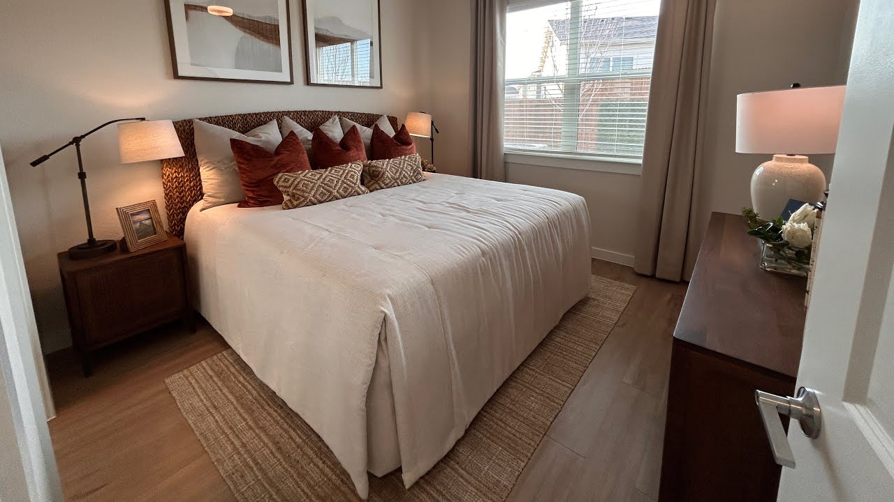 Perfect minimalist 2 bedroom 2 bathroom with a tiny backyard TOUR