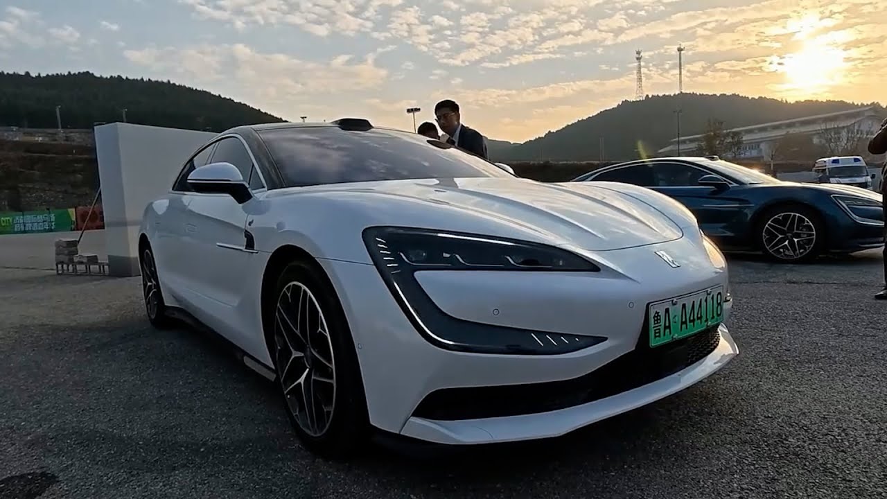 BYD Yangwang U7 slalom and moose test — exceptional chassis stability