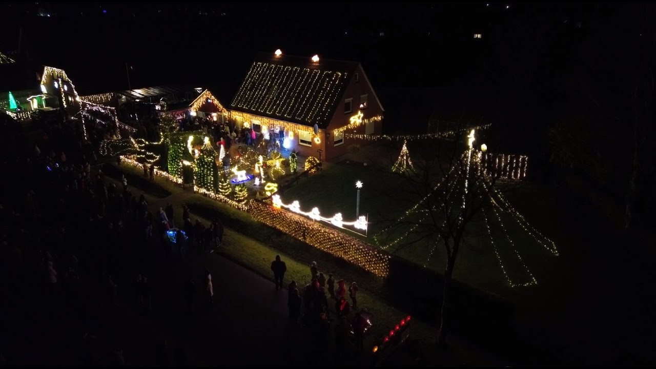 WEIHNACHTSHAUS VON MOORDORF BEGEISTERT HUNDERTE BESUCHER BEI ANLEUCHTFEST