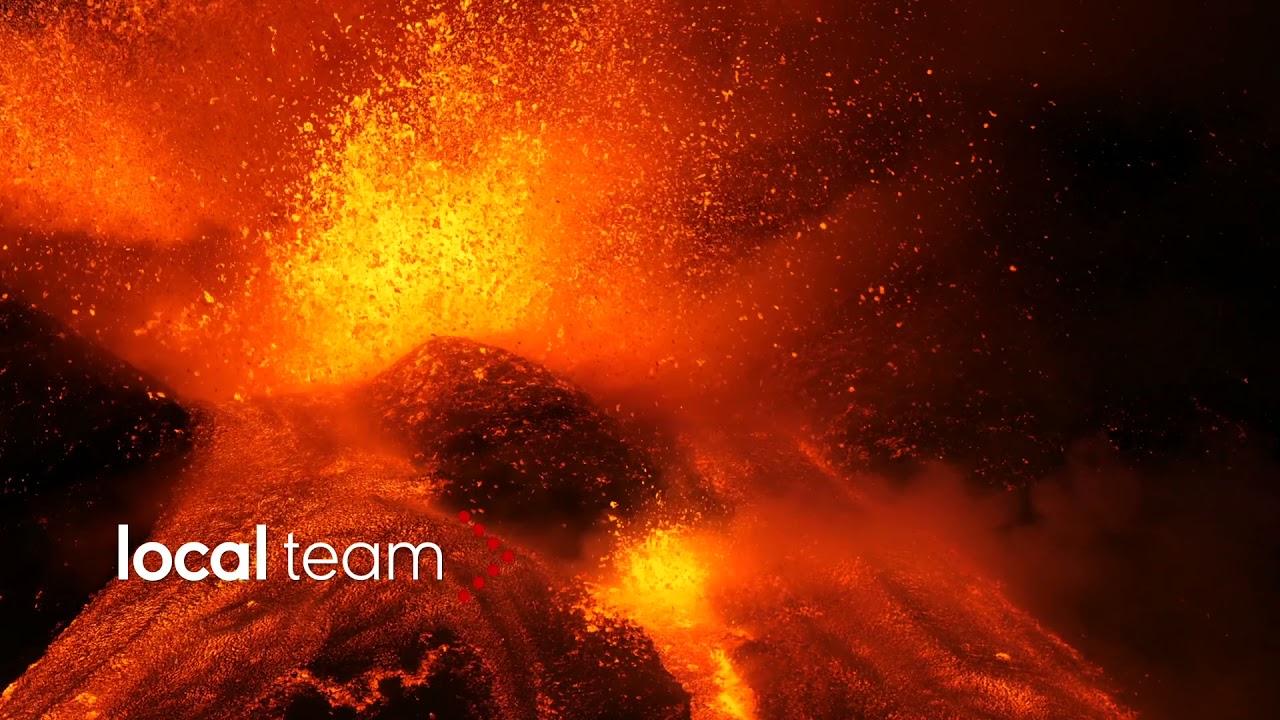 Etna, le immagini ad alta quota: i boati, le esplosioni e il flusso lavico (25 giugno 2021)