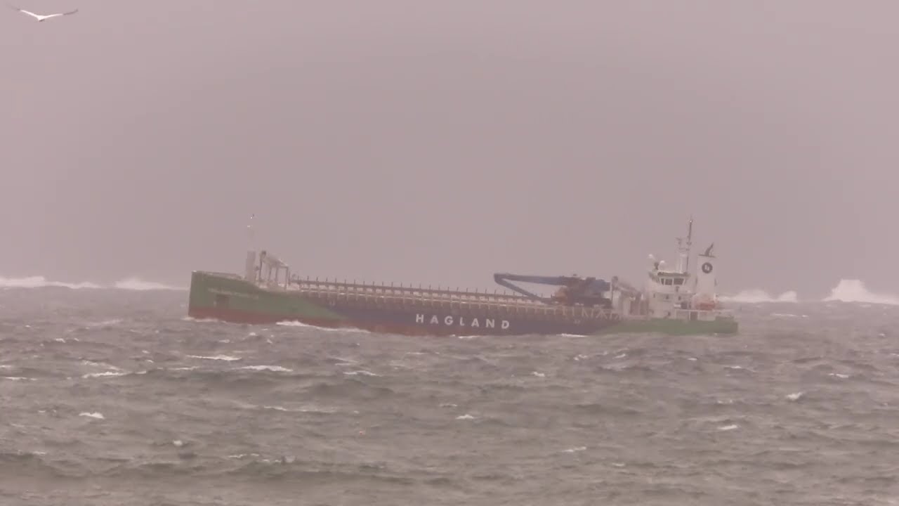MS Hagland Pioneer passerer øya Tjør.