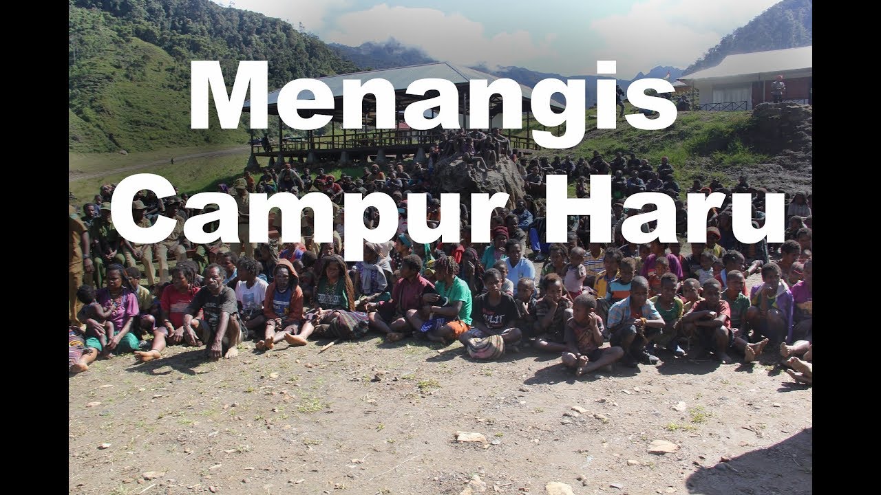 Masyarakat Papua  dengan linangan air mata