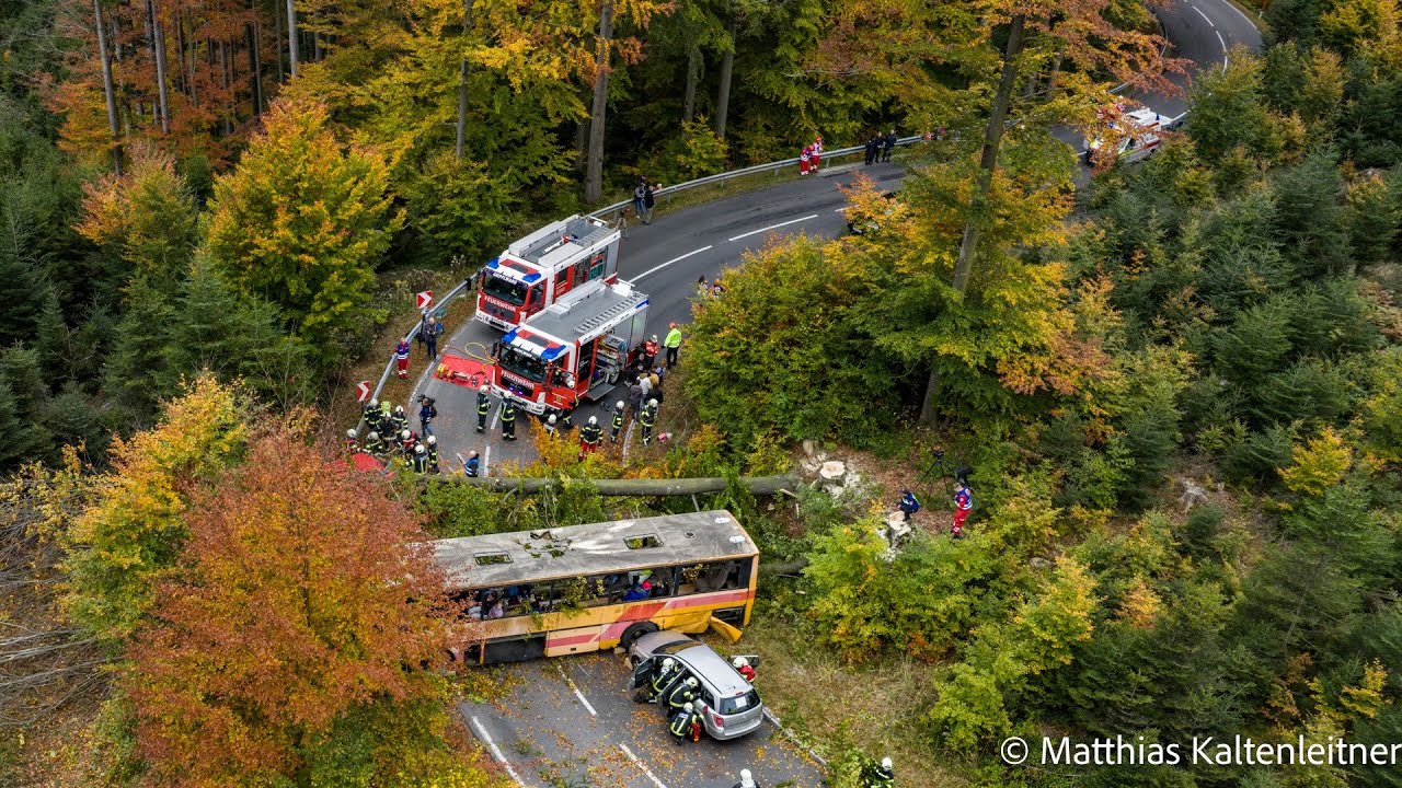 Großübung auf der B143: Schwerer Verkehrsunfall als Übungsszenario