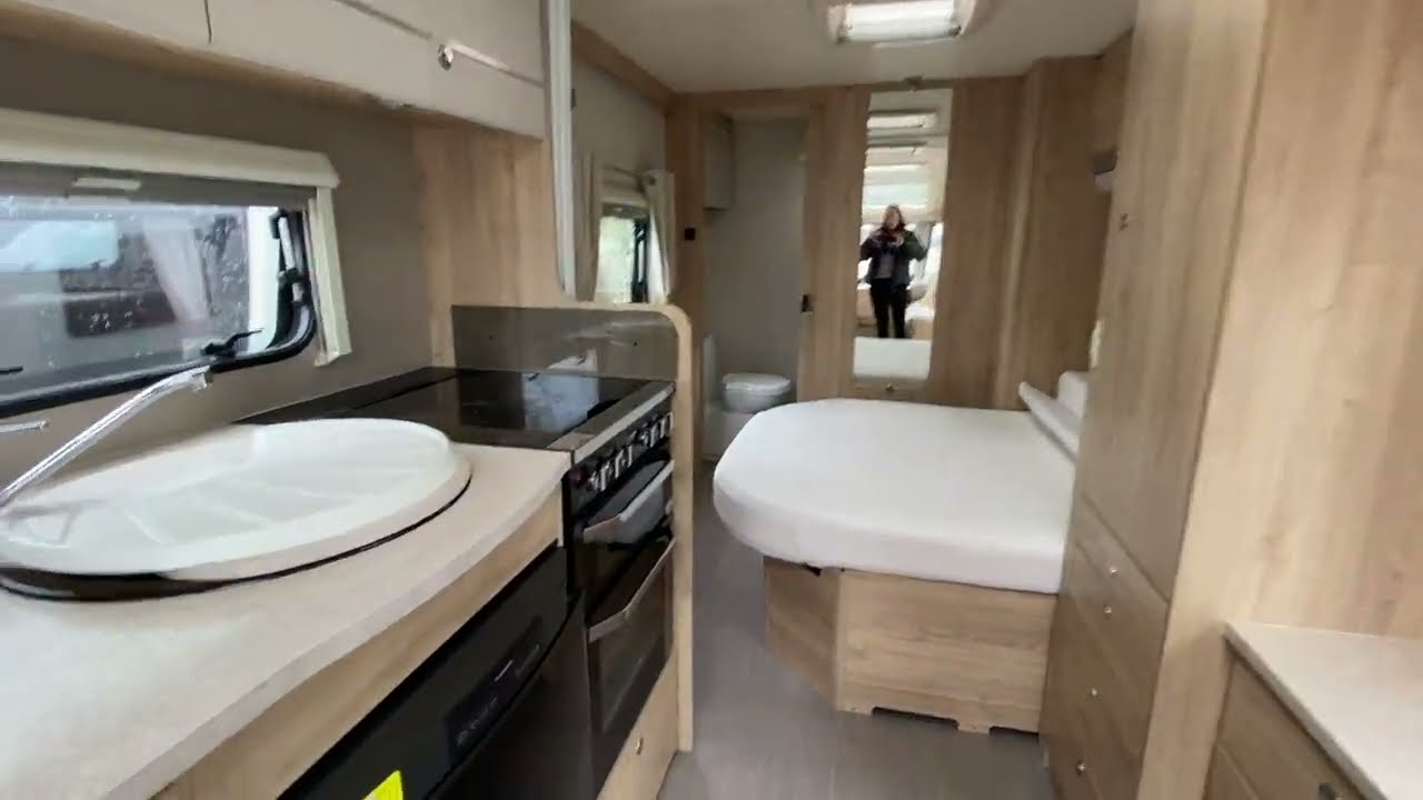 Elddis Avante 554 2017 - Spacious layout