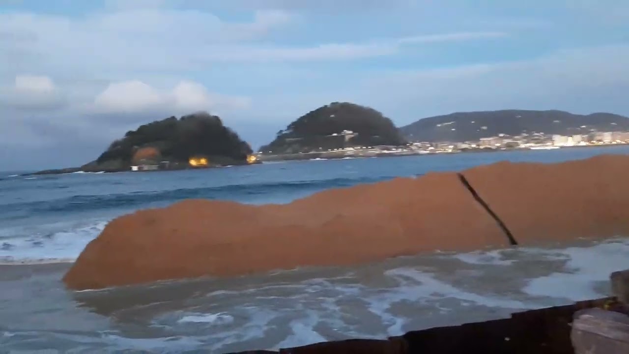 San Sebastián Donostia Royal beach. Waves, high tide and sand dunes to protect the promenade works!!