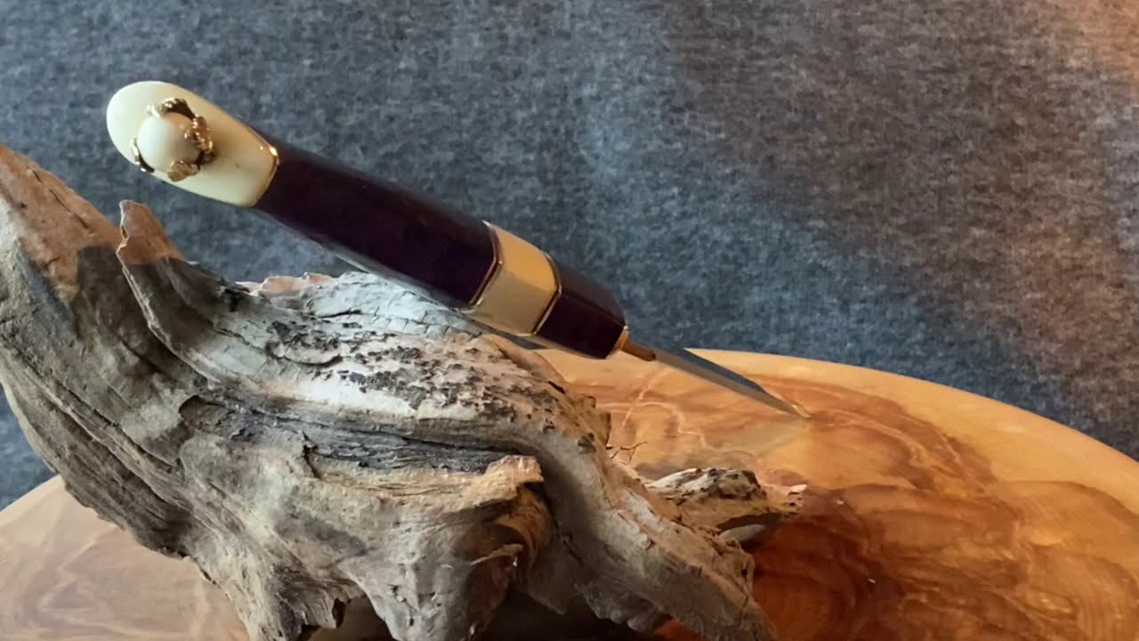 Kniv av valbjørk og hvaltann