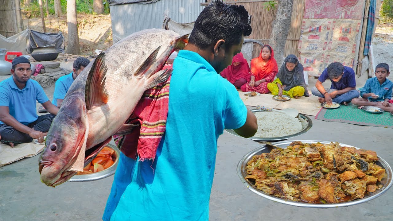 কাঁধে করে ১৭.৫ কেজি বিশাল বড় মাছ নিয়ে মেহমানবাড়ি - Giant Bighead Carp Cooking in Village