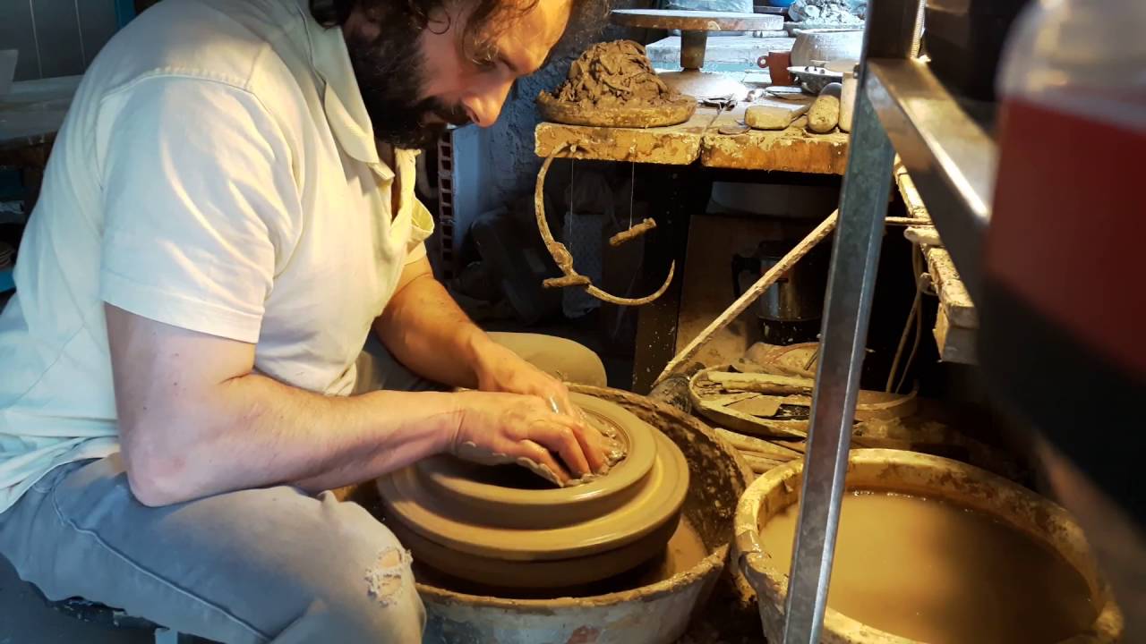 Tornitura di un piatto - Throwing a plate.mp4