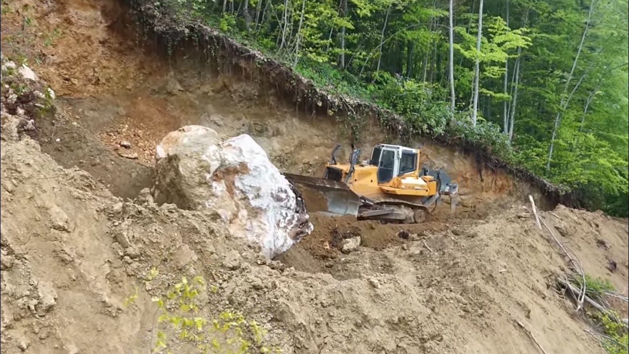 Heyelan Yolu Kapattı! Liebherr 744 Dozer Dev Kaya ile M&uuml;cadelede! (2/13)