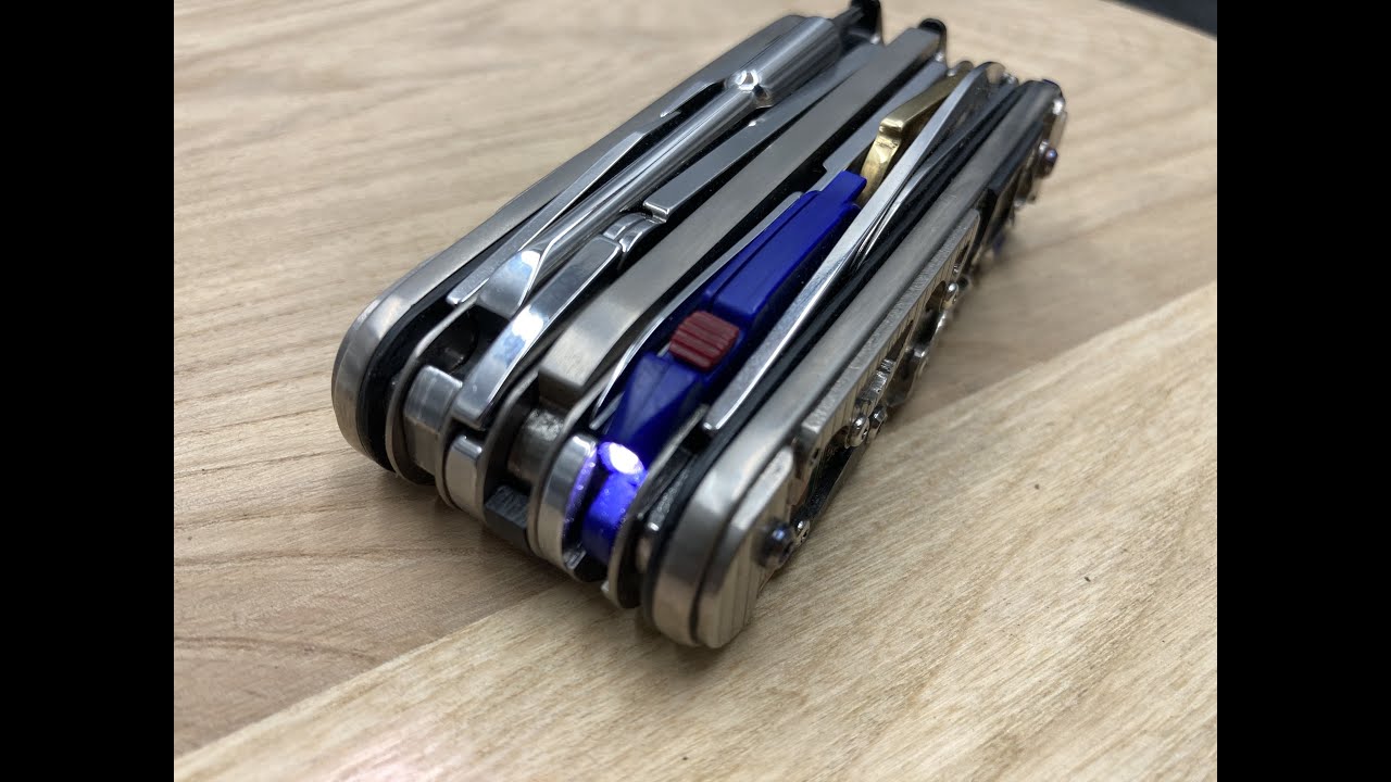 SAK91 CybertoolLight +  with 7 bits on board. Titanium scales, carbon and parts of the motherboard.
