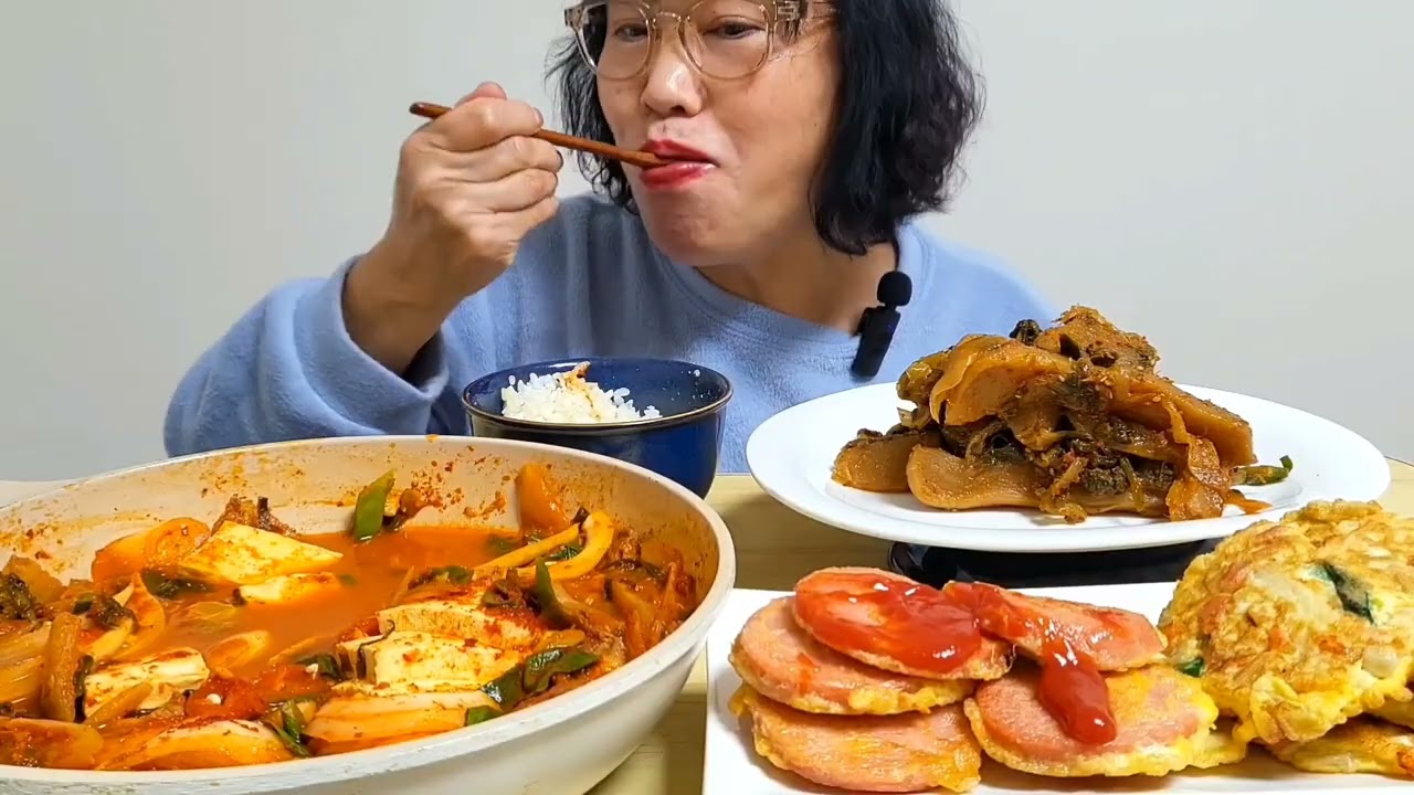 돼지고기김치찌개 들기름지짐 분홍소세지 버섯전 [집밥먹방]🌶🥬🥘