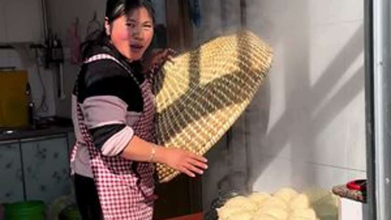 我安徽远嫁，山东威海看我过年挣的大包子， 今年还是两个闺女帮我揉面