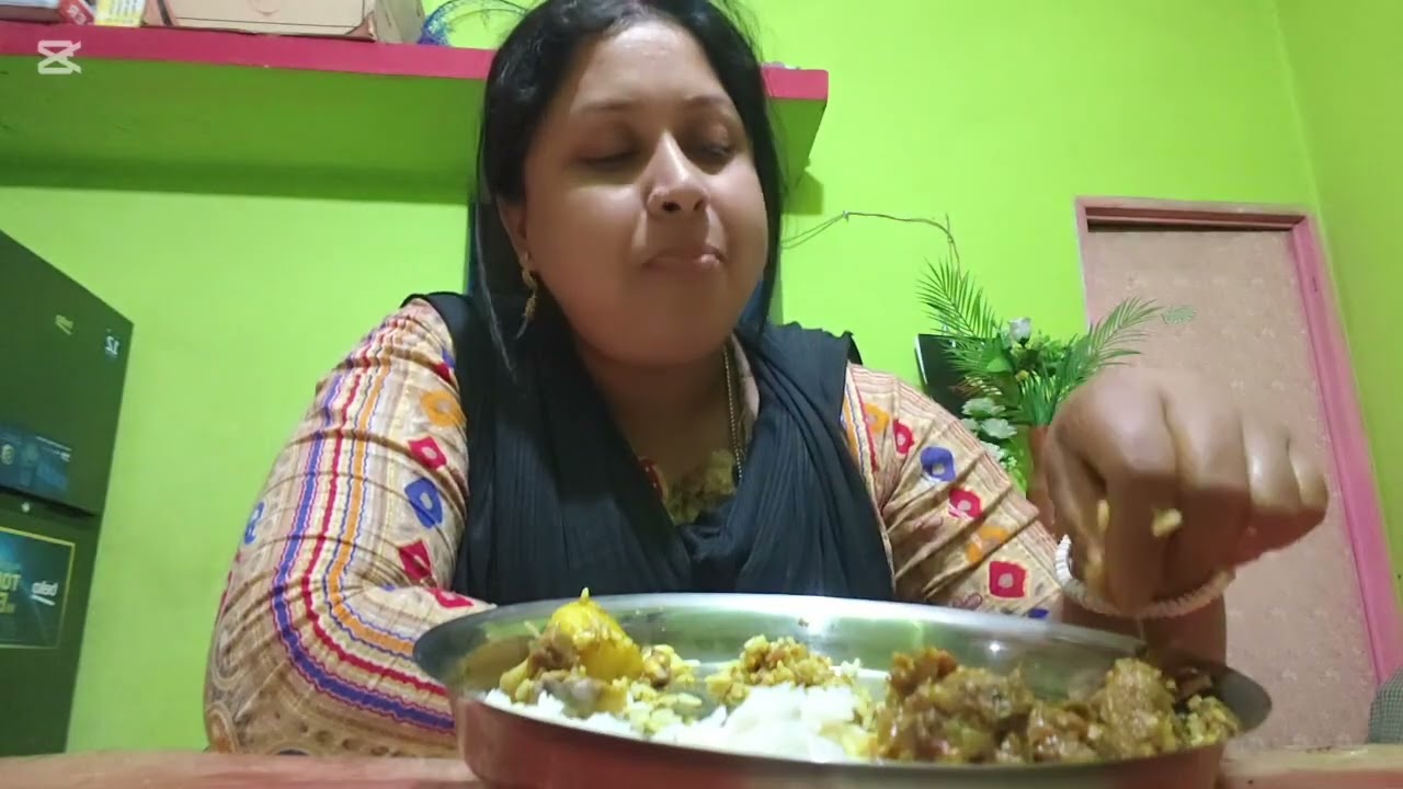 খাসির মাংস দিয়ে ভাত খাচ্ছি 