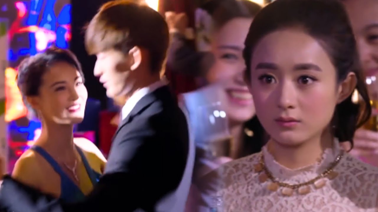 Золушке вдруг стало грустно, когда она увидела, что принц держит за руку другую девушку.