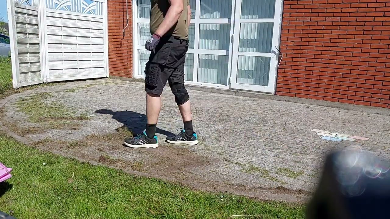 Mekanisk rens af en terrasse med kwern green buster pro