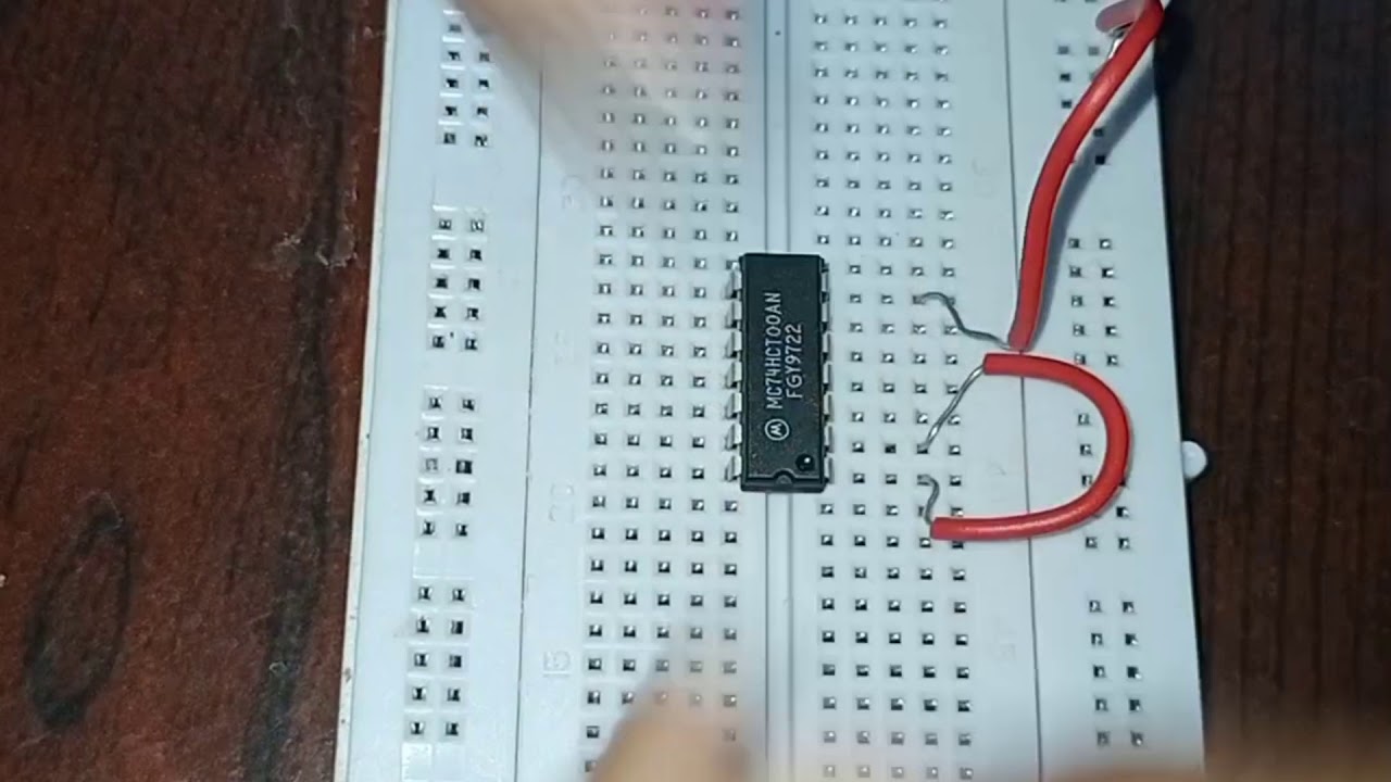 Automatic night light using NAND gate