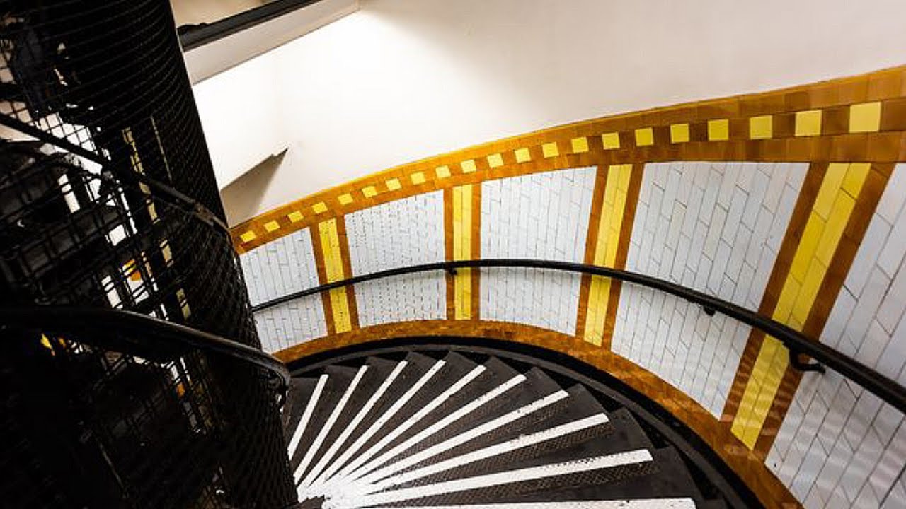 Covent Garden Underground : 193 Stairs Climb