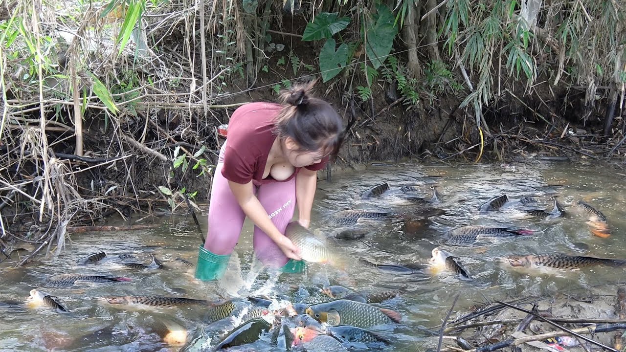 Hunting Wild Fish, Survival Skills, Catch Big Fish With Pump, Fishing Exciting Catch a Lots of Fish