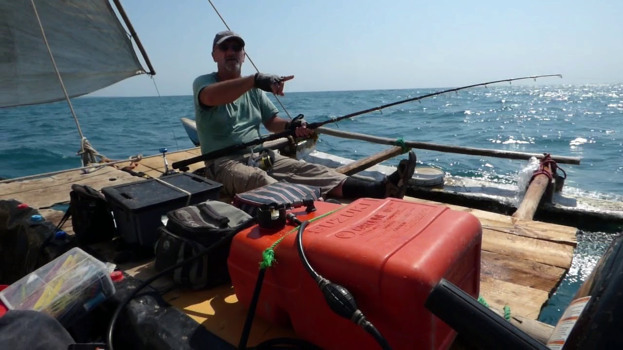 Pêche à la traine à Madagascar sur une pirogue à balancier