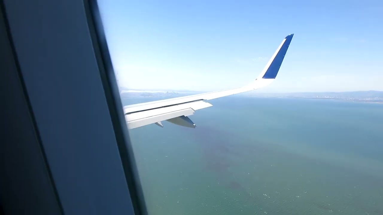 Airbus A321 landing at San Francisco International Airport