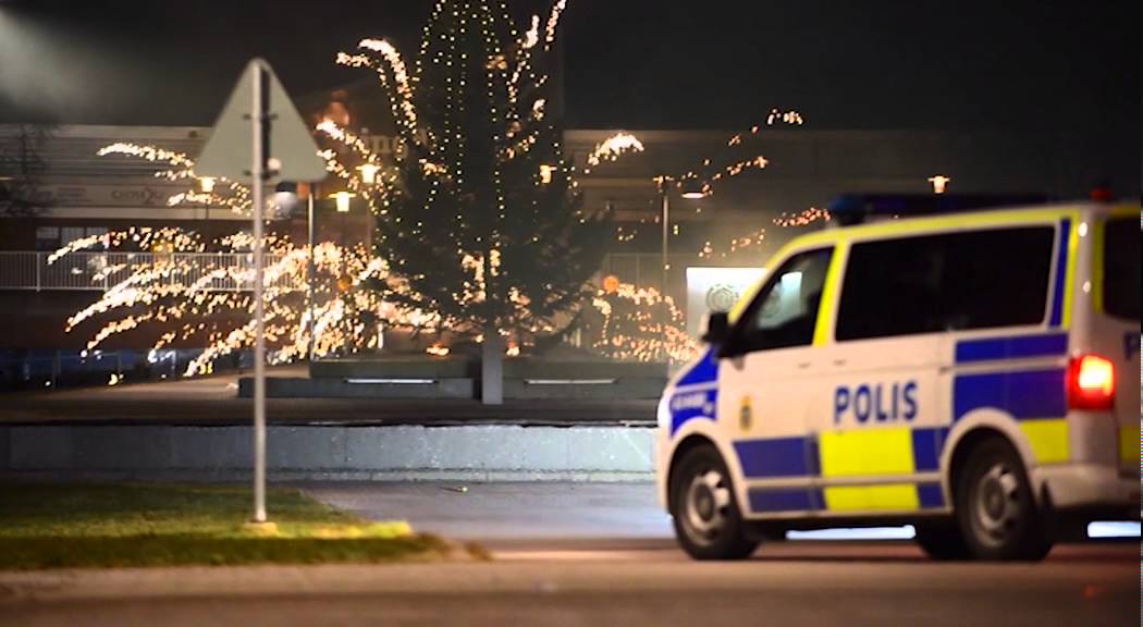 Grupp unga skjuter fyrverkerier mot polis i Norrk&ouml;ping