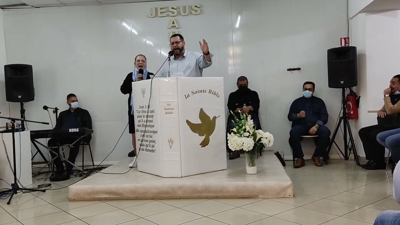 frère Rudy et soeur Christiane qui chantent un cantique