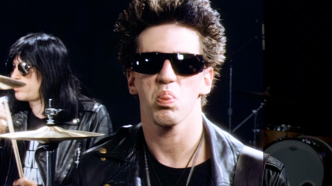 Ramones - Merry Christmas (I Don't Want to Fight Tonight) (Official Music Video)