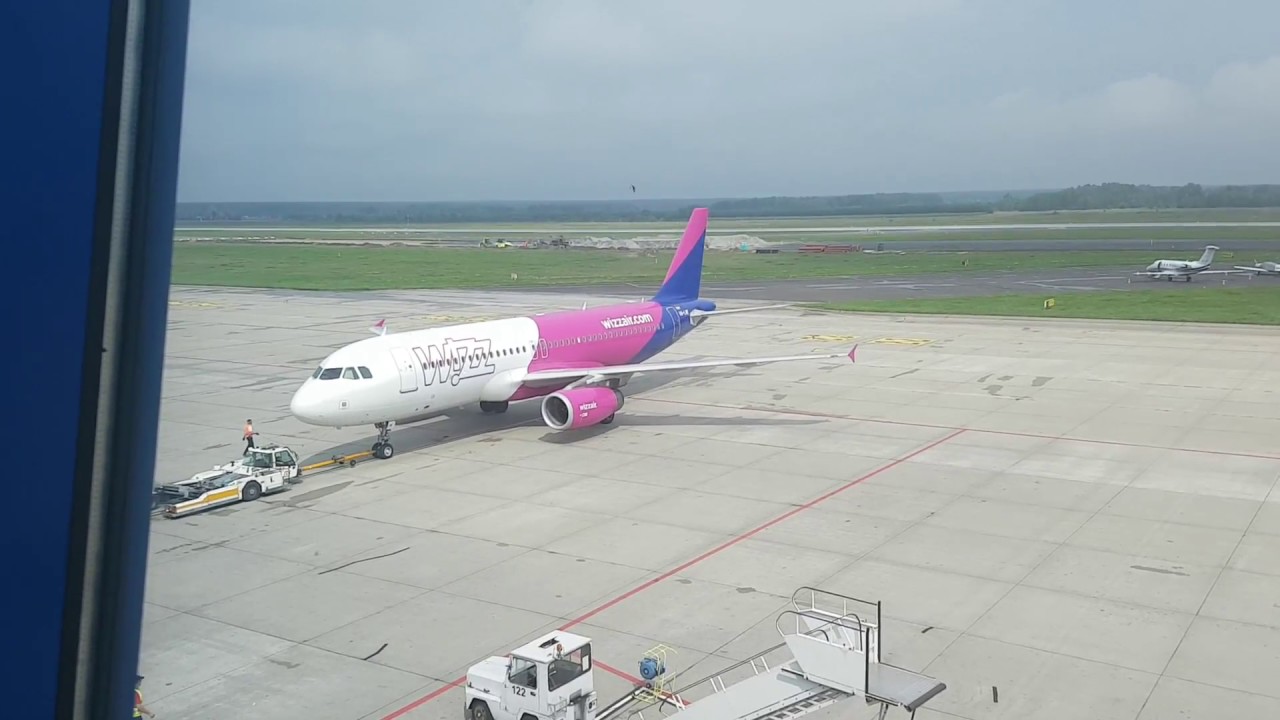 Wypychanie samolotu linii lotniczej wizzair