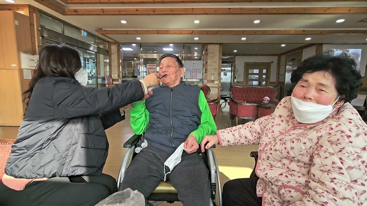 요구르트 들고 슬며시 잠이드신 고운 우리 아버지.