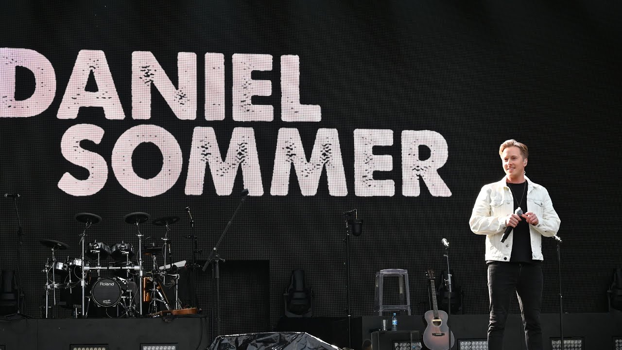 Daniel Sommer Kurztalk nach Support Act bei Roland Kaiser in Gronau 01 09 2023