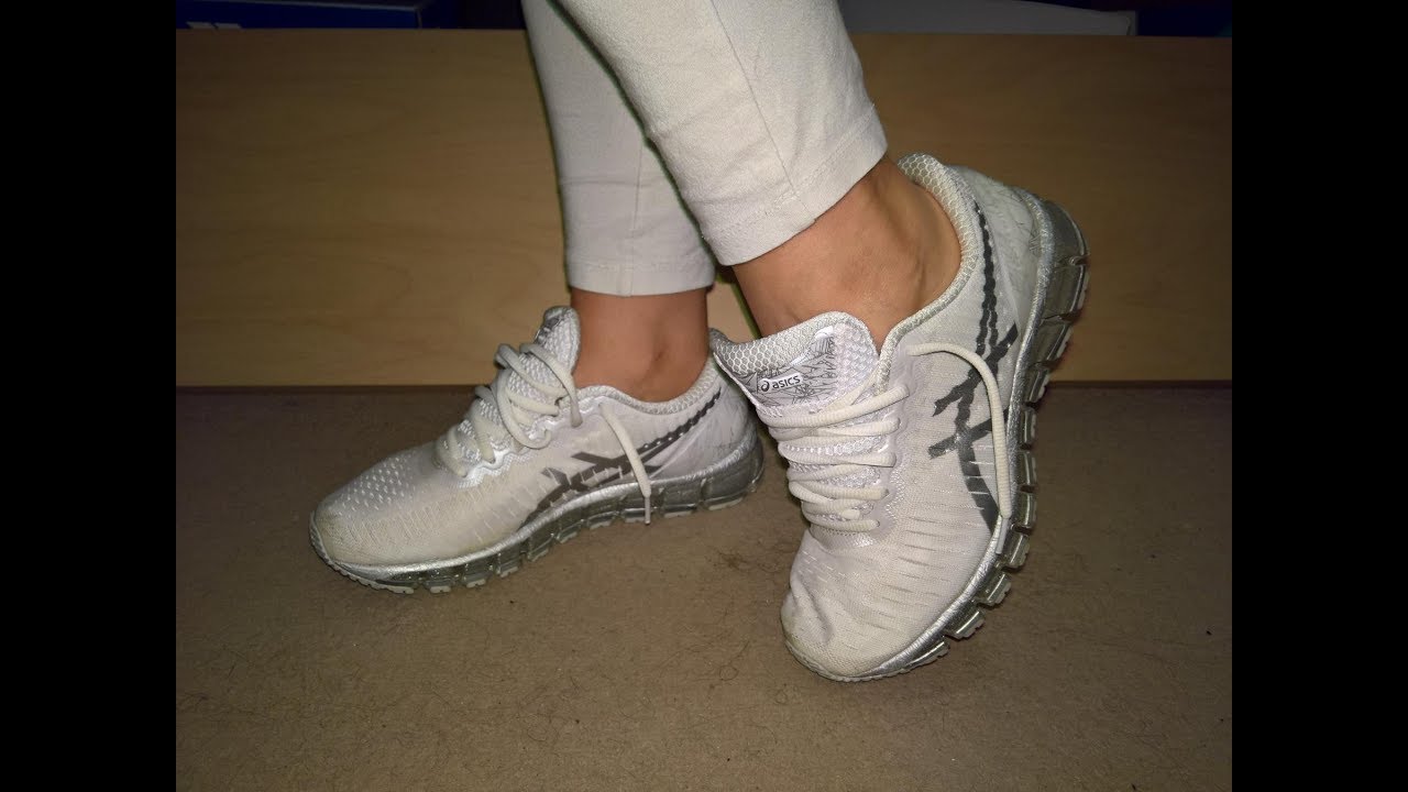 Her sockless Asics Quantum 360 shoeplay