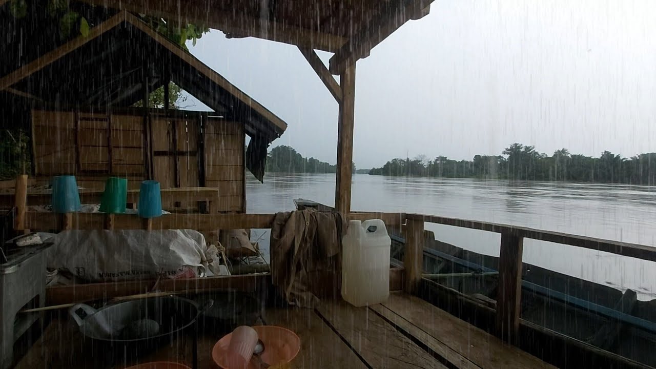 Camping hujan deras - Berlindung di rakit saat diterpa hujan badai