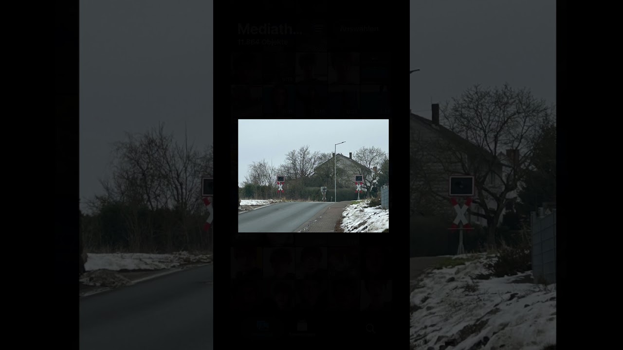 Unbeschrankter Bahn&uuml;bergang mit Wechselblinklicht in Hee&szlig;en