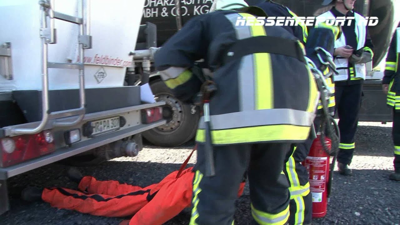 Übung: Auto gegen LKW - Einsatzübung in Guxhagen 15.10.2011