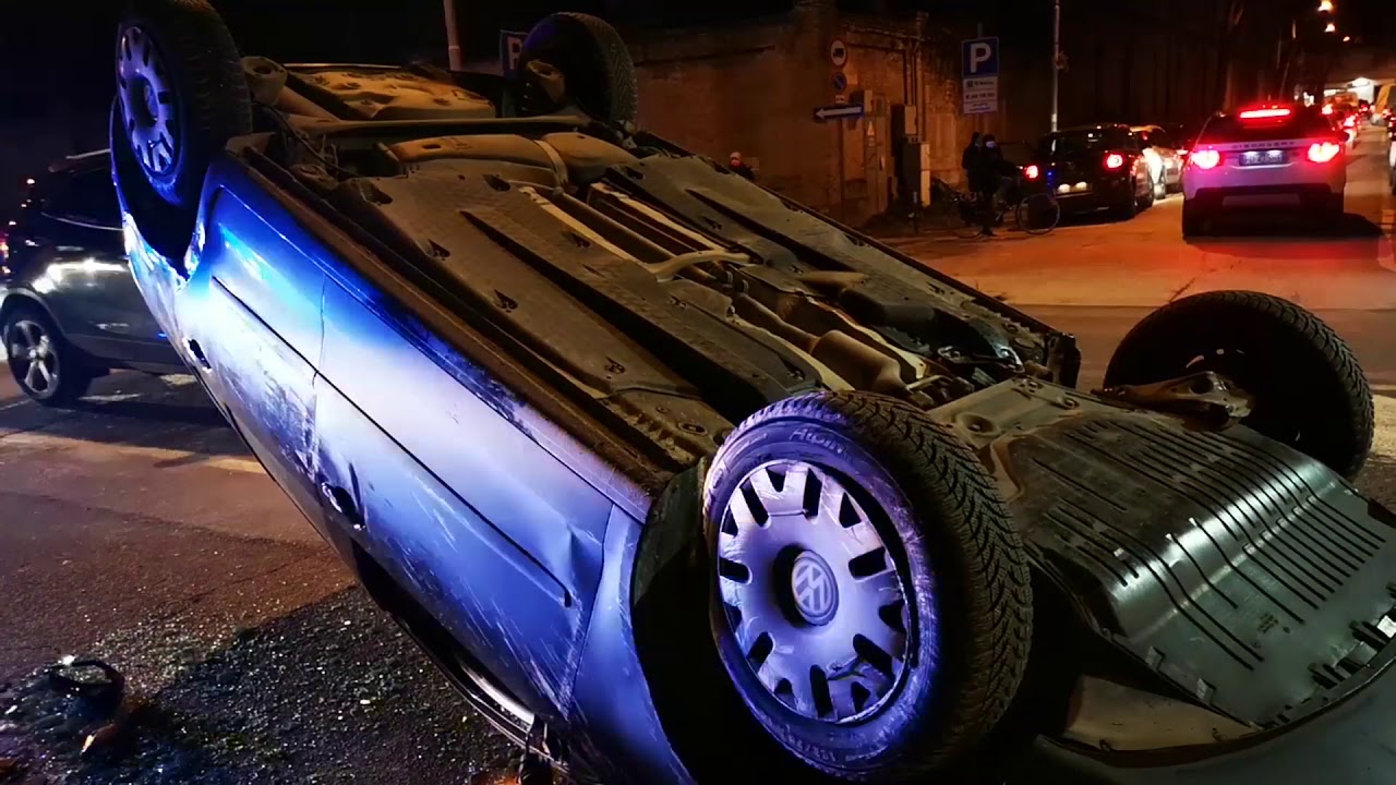 Incidente su viale Gramsci. Auto urta l'aiuola e si ribalta