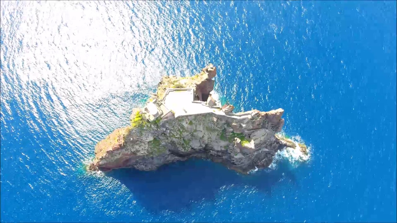 Stromboli e Strombolicchio nell'immenso blu del mare.