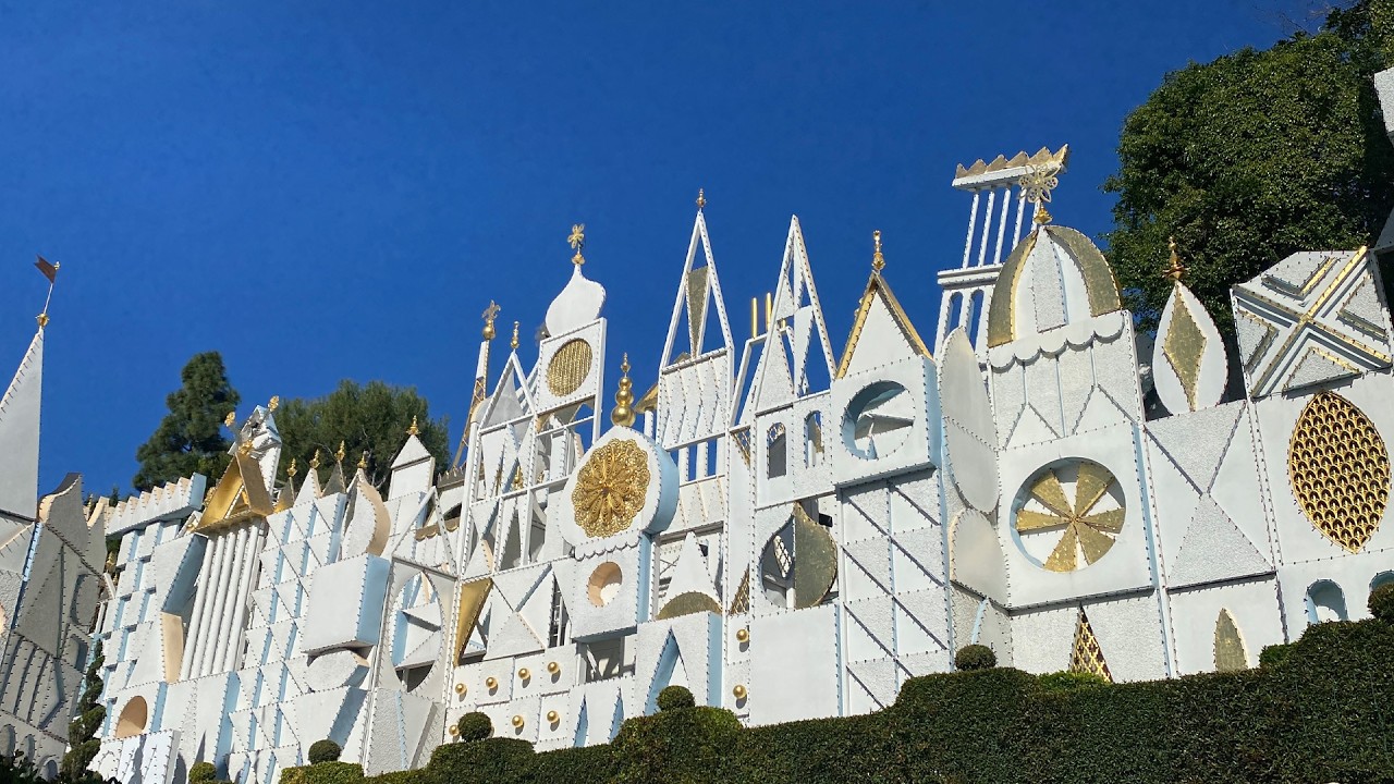IT'S A SMALL WORLD RIDE IN DISNEYLAND PARK LOS ANGELES