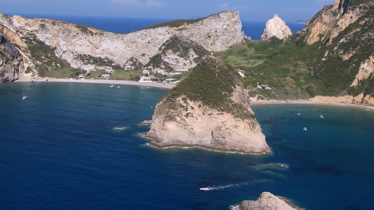 Palmarola Adası