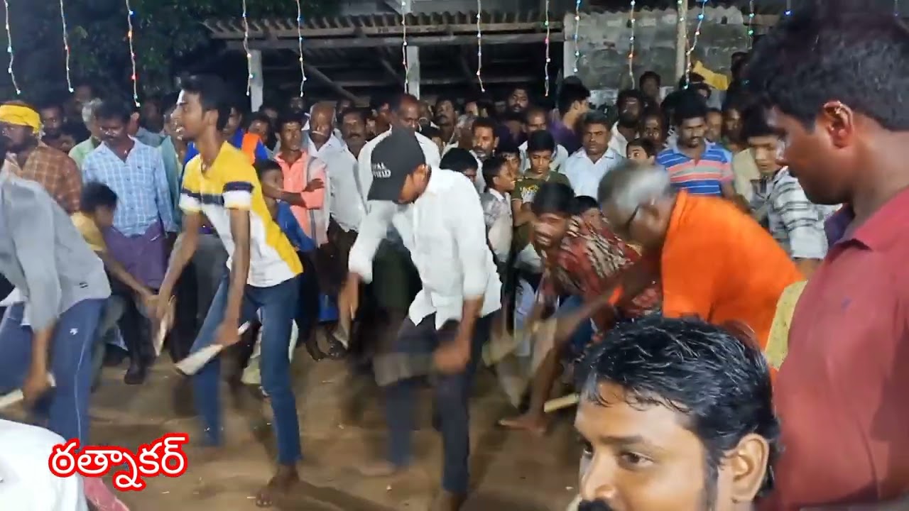 # వట్టిగుడిపాడు శ్రీ అభయాంజనేయ స్వామి గుడి దగ్గర శ్రీ మురళీ కృష్ణ కోలాటం.
