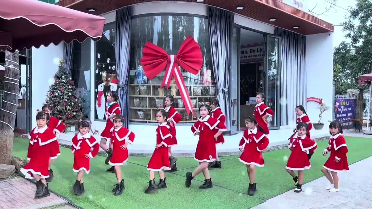 🎄🎄🎄 𝐋𝐀𝐒𝐓 𝐂𝐇𝐑𝐈𝐒𝐓𝐌𝐀𝐒 𝐃𝐀𝐍𝐂𝐄 🎄🎄🎄𝐂𝐋𝐛 𝐒ó𝐧𝐠 𝐁𝐮ô𝐧